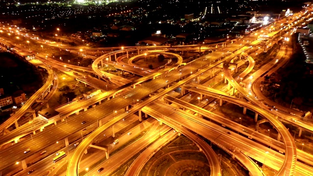 夜间高速公路路口的直接上方视野视频素材