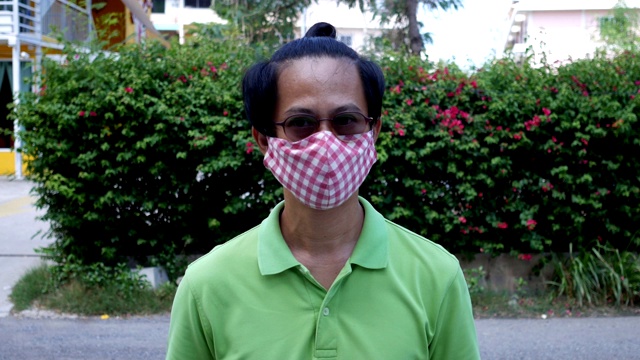 亚洲男人戴着布面具视频下载