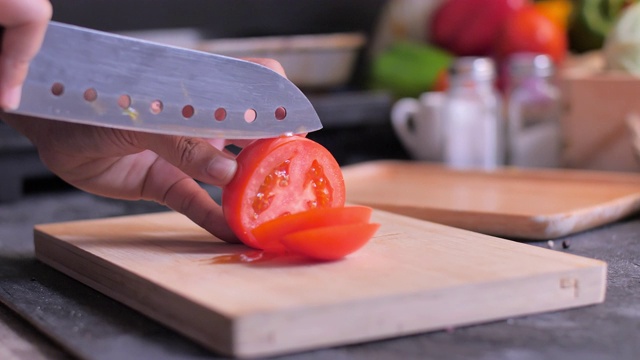 把番茄切片放在砧板上视频素材