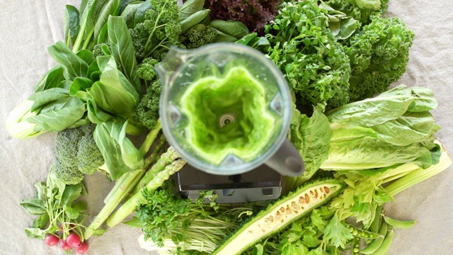 蔬菜进入绿色冰沙的那一刻是慢动作视频下载
