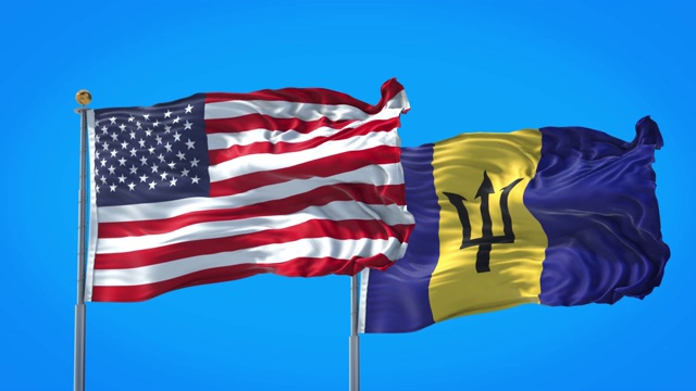 巴巴多斯和美国国旗一起在深蓝色的天空中飘扬。高清3D渲染。视频下载