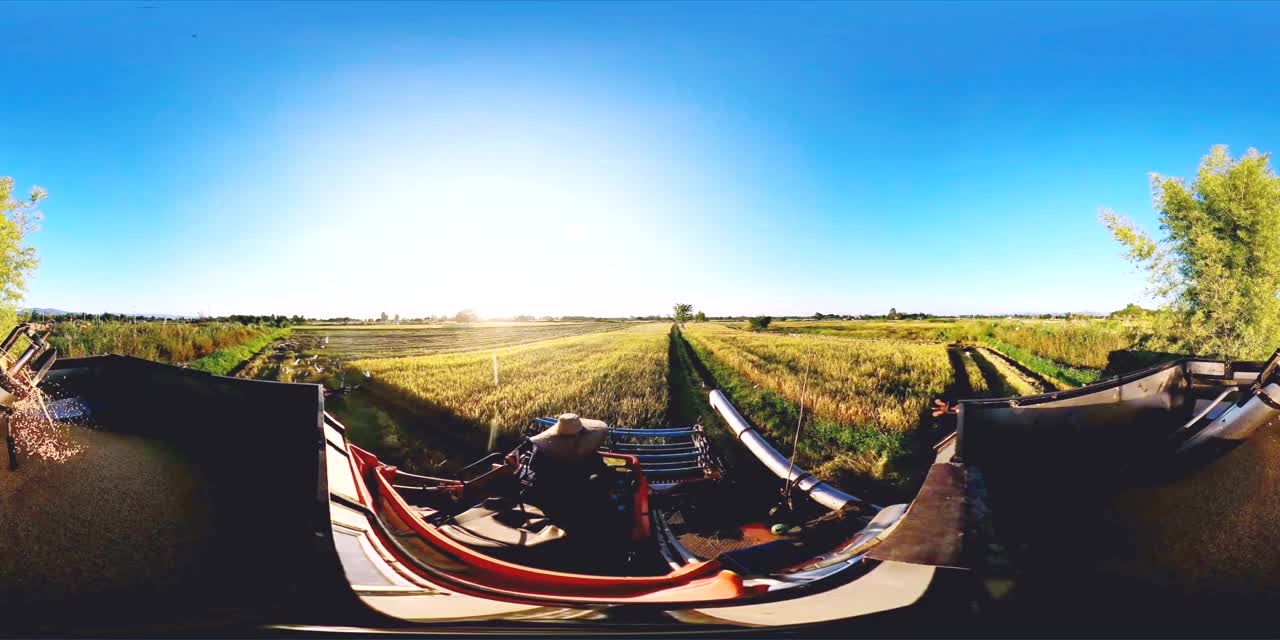 VR 360 -上图联合收割机在水稻农场工作(声音)视频素材