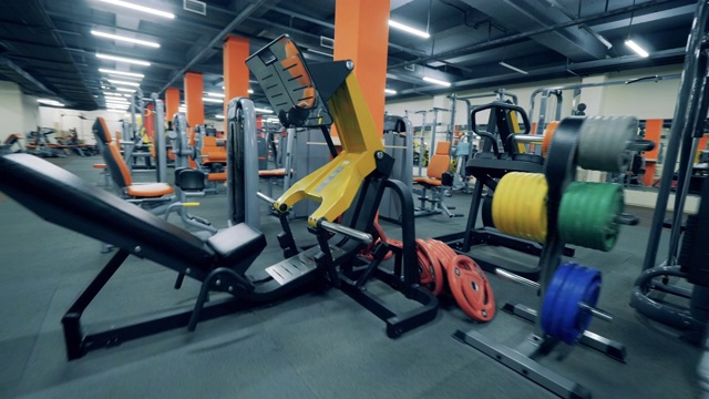 健身房的现代训练机器。小型企业的概念。视频下载
