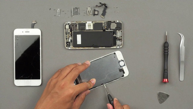 技术人员或工程师修理坏了的智能手机视频素材
