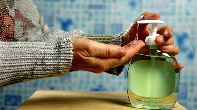 用杀菌剂或肥皂处理手以免感染。视频下载