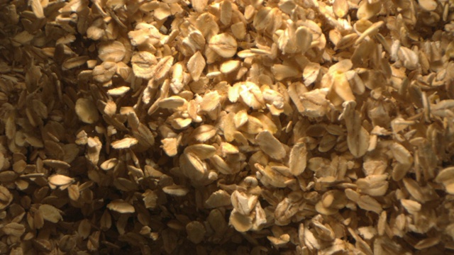 燕麦在慢镜头中被抛向空中视频素材
