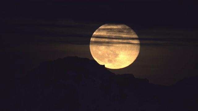 详细的满月升起的山视频素材
