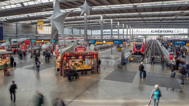 时间流逝的商店和游客在慕尼黑中央车站在圣诞节，慕尼黑，巴伐利亚，德国，欧洲视频下载