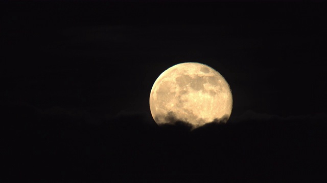 一轮超级满月从乌云中升起视频素材