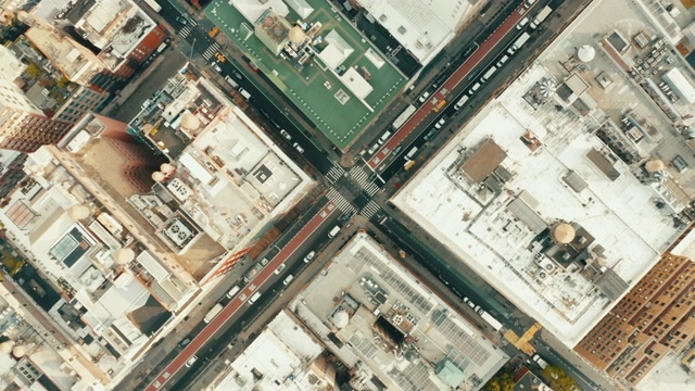 空中拍摄的纽约SoHo空旷的街道。视频下载