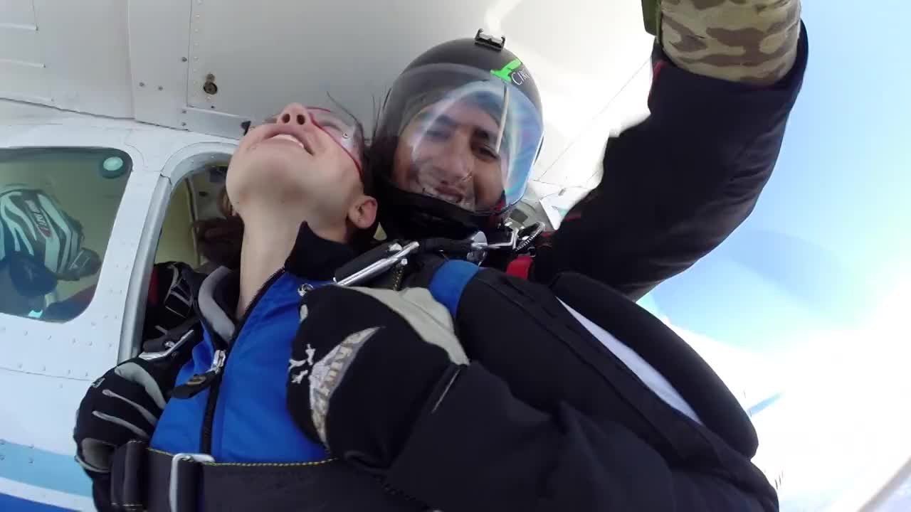 那位年轻女子第一次跳伞。(音频)视频素材