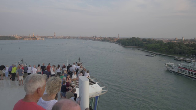 威尼斯泻湖从游轮驶向威尼斯，威尼斯，联合国教科文组织世界遗产，威尼托，意大利，欧洲视频下载