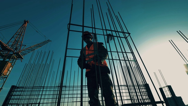 建筑工，建筑工人在工地上施工。视频下载