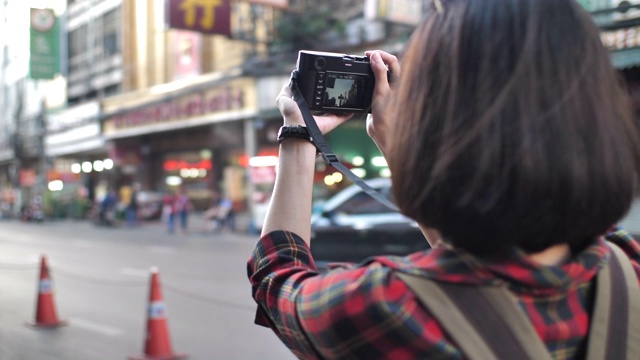 旅游女性在旅游度假中使用相机视频素材
