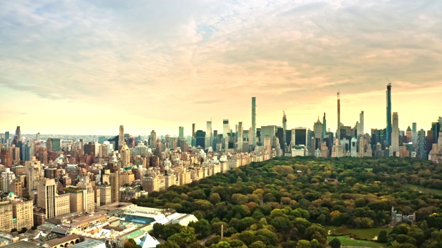 无人机拍摄的日落时分的纽约天际线视频下载