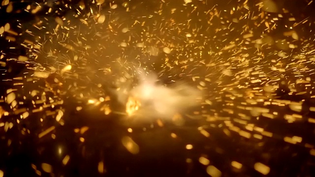 强烈的爆炸伴随着明亮的闪光和周围许多火花的散射视频素材