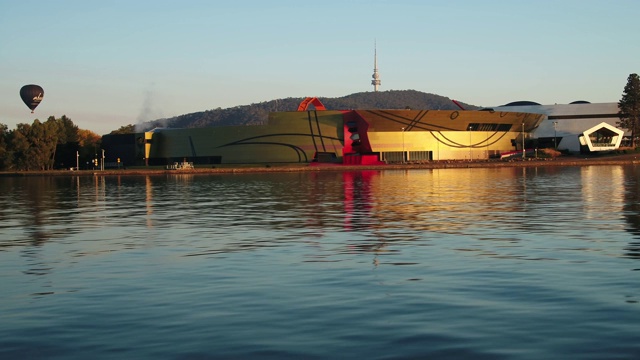 从日出到日落，堪培拉无人机在布雷格里芬湖拍摄视频下载