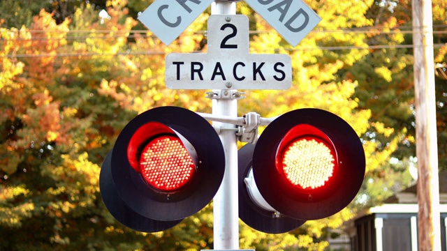 特写铁路道口标志，红灯闪烁视频素材