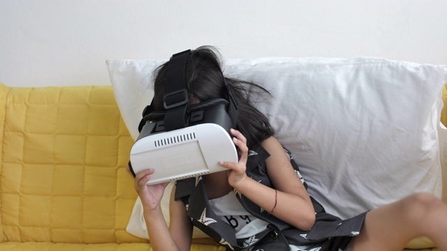 亚洲儿童玩VR眼镜视频素材