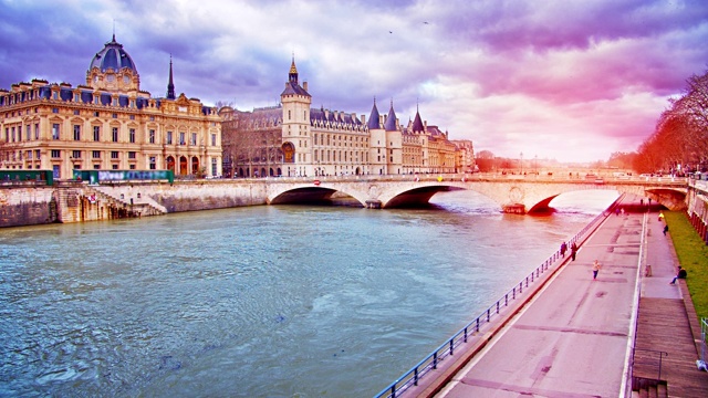 巴黎公共博物馆。法国桥。阳光和戏剧性的天空视频下载