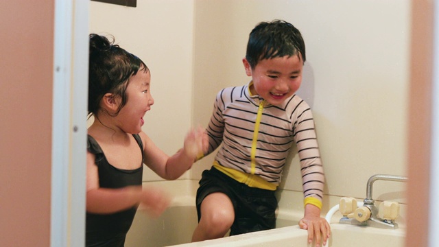 兄弟姐妹在浴室里打台球视频下载