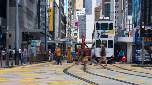 时间流逝拥挤的交通车辆和行人过马路在香港视频素材
