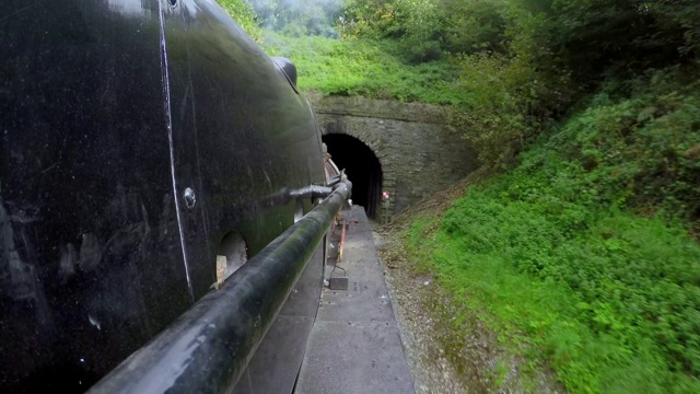 蒸汽火车穿过隧道的POV镜头视频下载