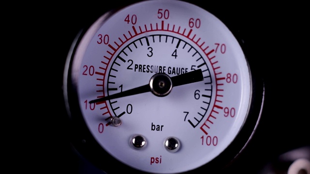 空压机压力计关闭后缓慢降低测量压力视频下载