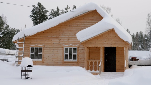 冬天的风景。位于西伯利亚的俄罗斯村庄，木屋被雪覆盖。俄罗斯视频下载