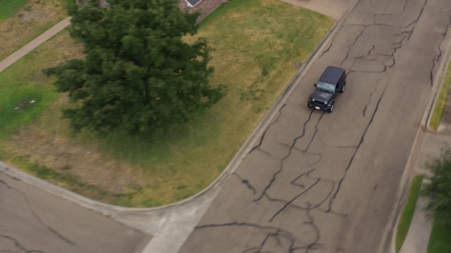在美国德克萨斯州布莱恩市的街道上跟踪一辆汽车视频素材