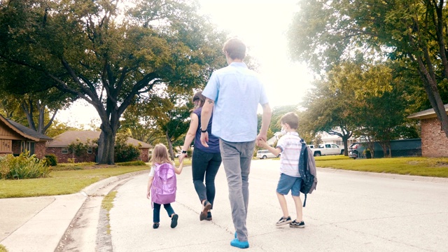 2019冠状病毒病大流行期间，家人在社区散步视频素材