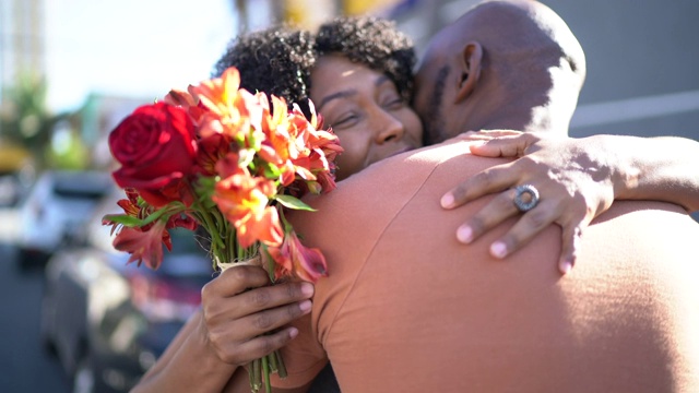 浪漫的夫妇与鲜花拥抱视频下载
