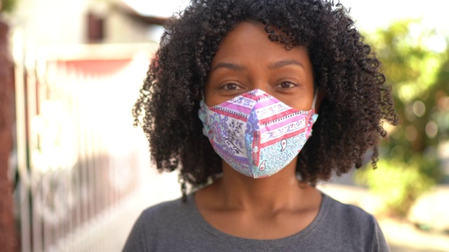 一个戴着面具的女人在街上的肖像视频素材