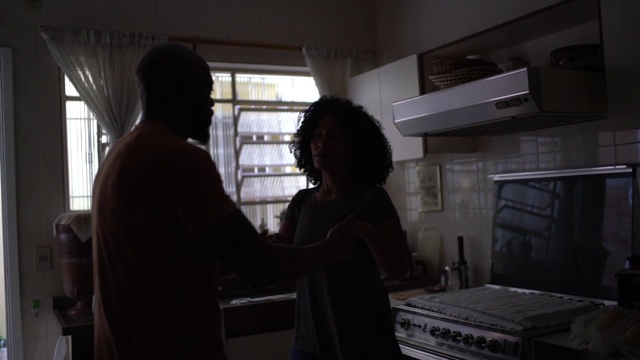 情侣在厨房跳舞视频素材