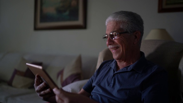 一个老人在家里用平板电脑进行视频通话视频素材