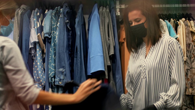 两个女人在服装店买衣服视频素材