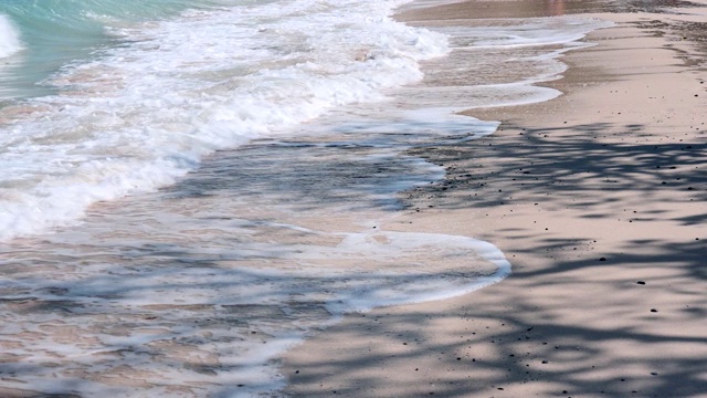 热带沙滩上柔软的海浪。视频素材