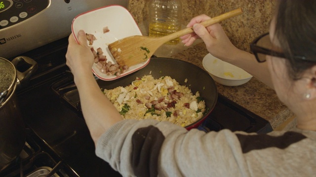 一个中国妇女在做炒饭视频素材