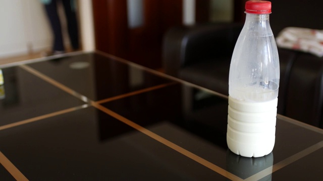 桌上有一个装牛奶的塑料瓶。视频下载