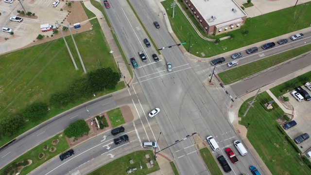 美国德克萨斯州布莱恩市，一个繁忙的住宅交叉路口的轨道飞行视频素材