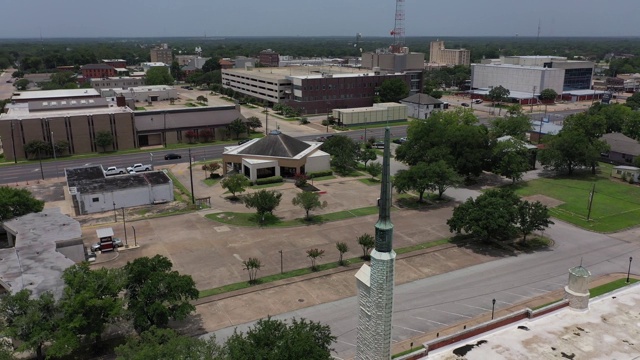 美国德克萨斯州布莱恩市，从教堂尖顶俯瞰市中心的建筑视频素材