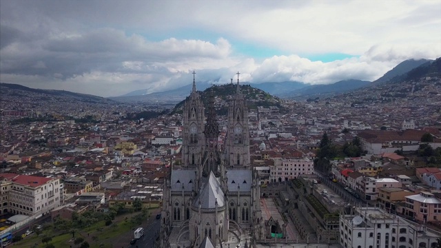 19世纪新哥特式天主教堂。厄瓜多尔基多国民教堂视频素材