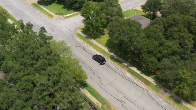 在美国德克萨斯州布莱恩的一条住宅区街上追踪一辆车视频素材