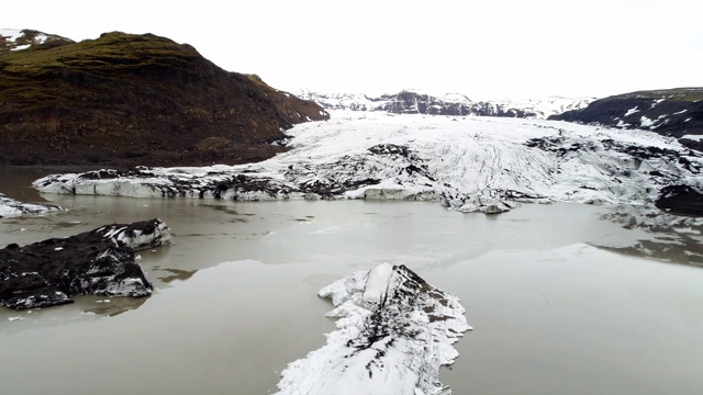 一架无人机飞向漂浮在冰岛冰川融水中的冰山视频素材