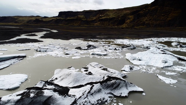 冰岛，无人机在朝着冰川融水中漂浮的冰山移动时被击落视频素材
