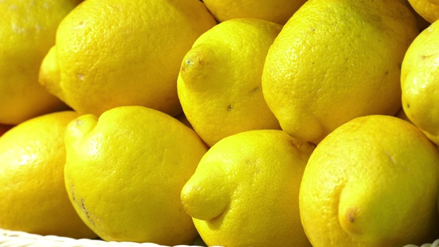 新鲜柠檬的收获近距离。丰富多彩的柠檬陈列在果蔬街市场，本地有机生态食品视频下载