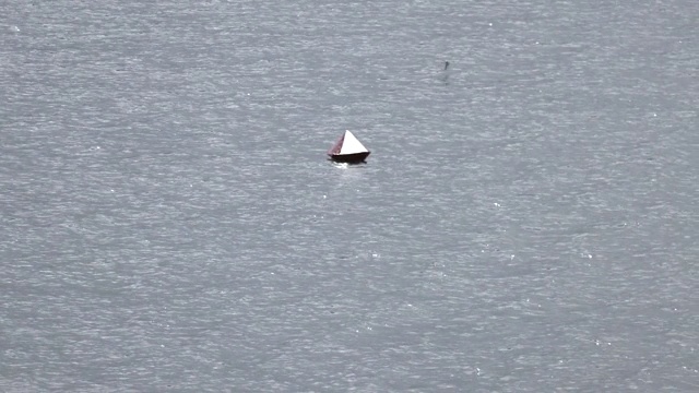 河面航行浮筒，白天在水面上。在河上漂浮红色浮标，显示航行和方向。红色金属浮标，带灯(灯)来标记边界视频下载