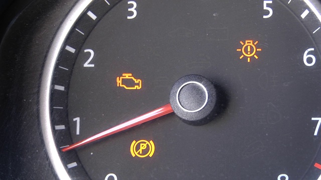 彩色错误标志在汽车仪表板上近距离观察。出现故障或检查汽车引擎符号视频下载