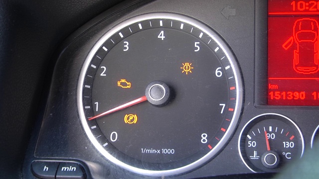 彩色错误标志在汽车仪表板上近距离观察。出现故障或检查汽车引擎符号视频下载
