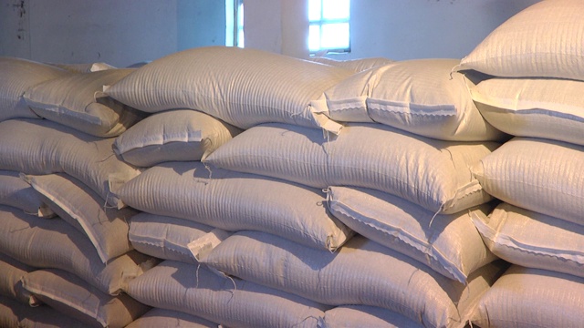 农用升降机里准备交易的一袋袋粮食。白色聚乙烯袋与工厂产品在仓库。视频下载